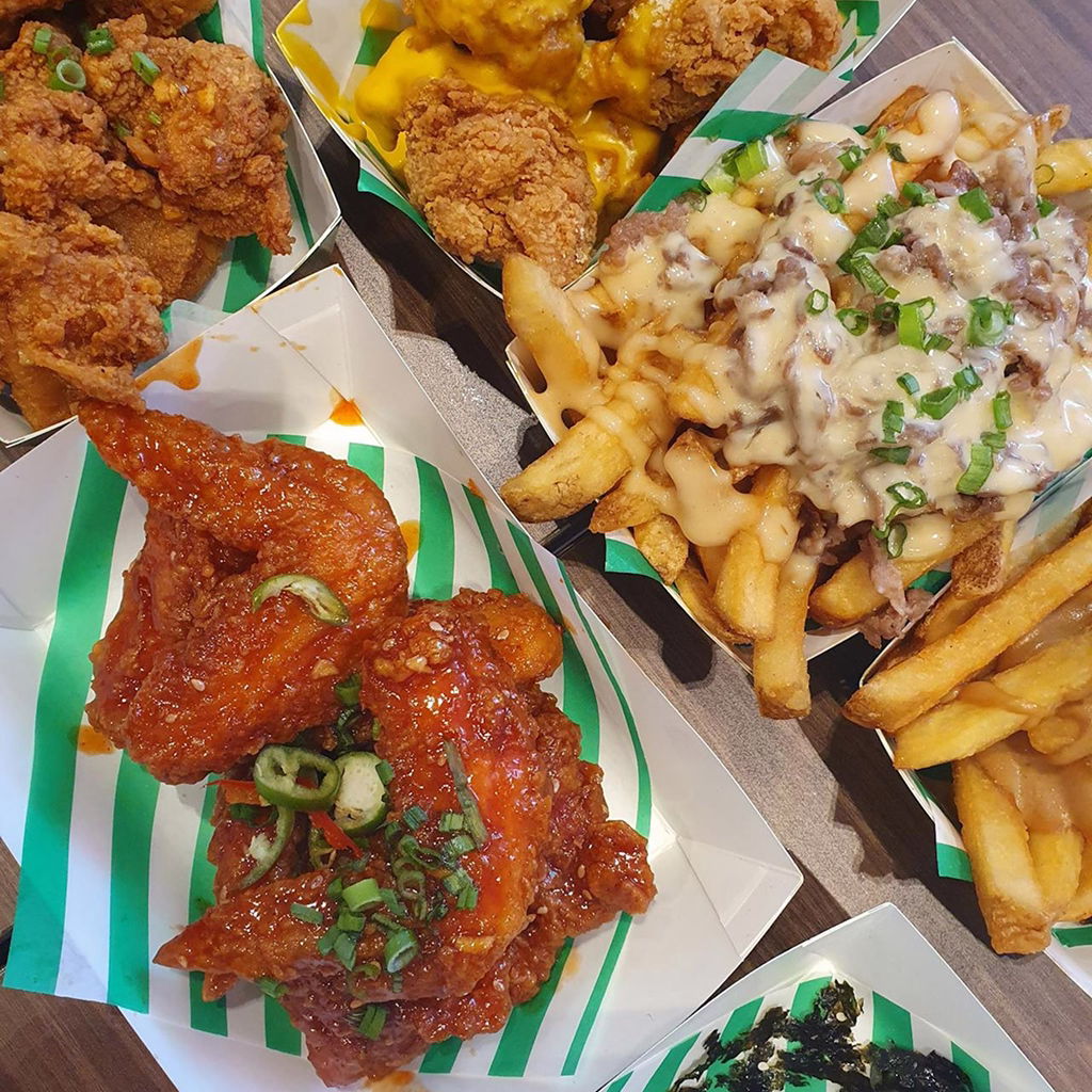 Saucy glazed buffalo wings topped with jalapeño and spring onion, paired with crispy fries smothered in creamy beef gravy.